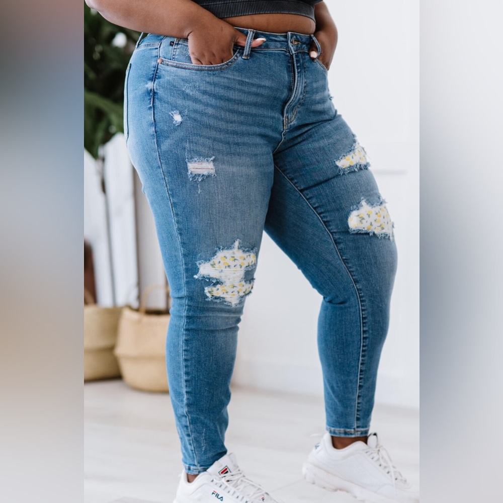 FINAL CALL🚨Judy Blue Lemon Print Lined Skinny Jeans - Picture 8 of 10